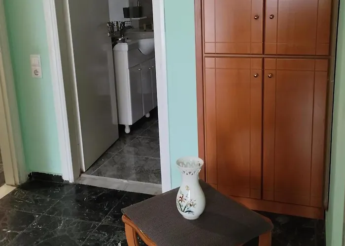 - Sleeps 4 & Free Parking * Χανιά