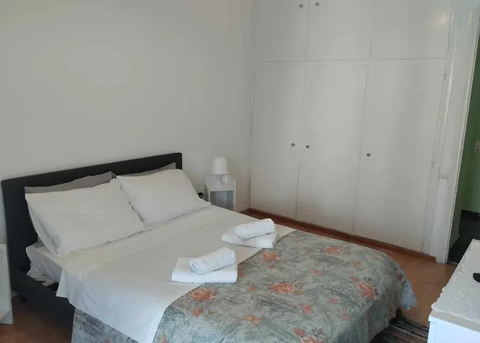 - Sleeps 4 & Free Parking